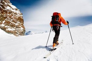 La FFMM propose une assurance ski de randonnée avec peau de phoque